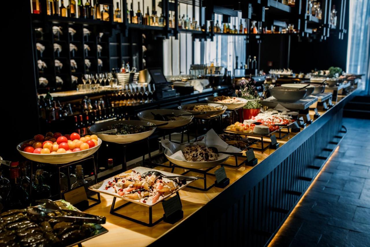 Roomers Munich, Autograph Collection Exteriér fotografie The bar at the restaurant