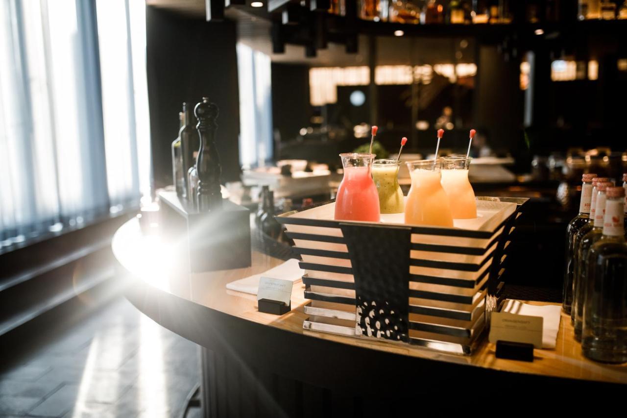 Roomers Munich, Autograph Collection Exteriér fotografie A selection of cocktails at a bar
