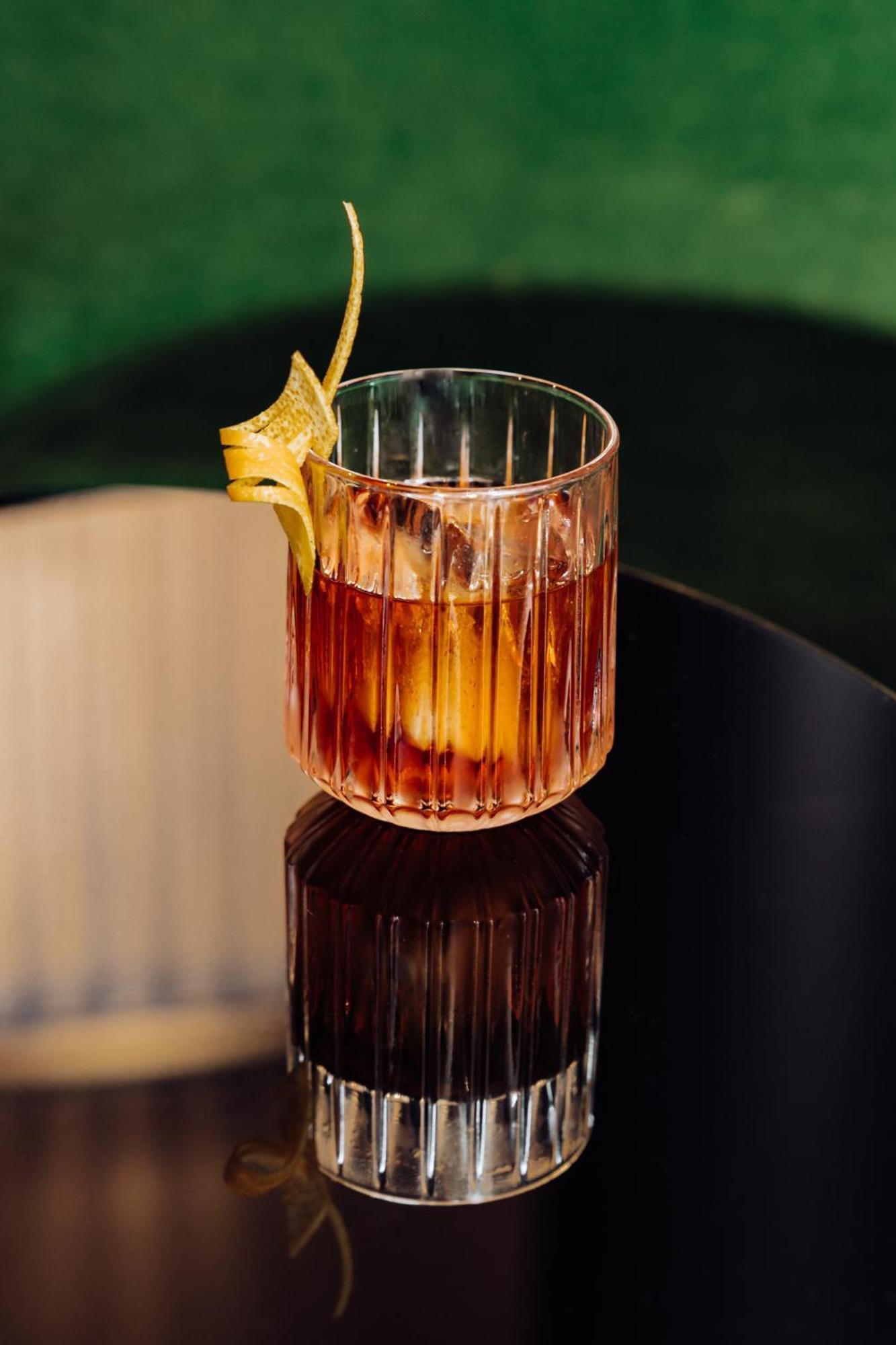 Roomers Munich, Autograph Collection Exteriér fotografie A Manhattan cocktail