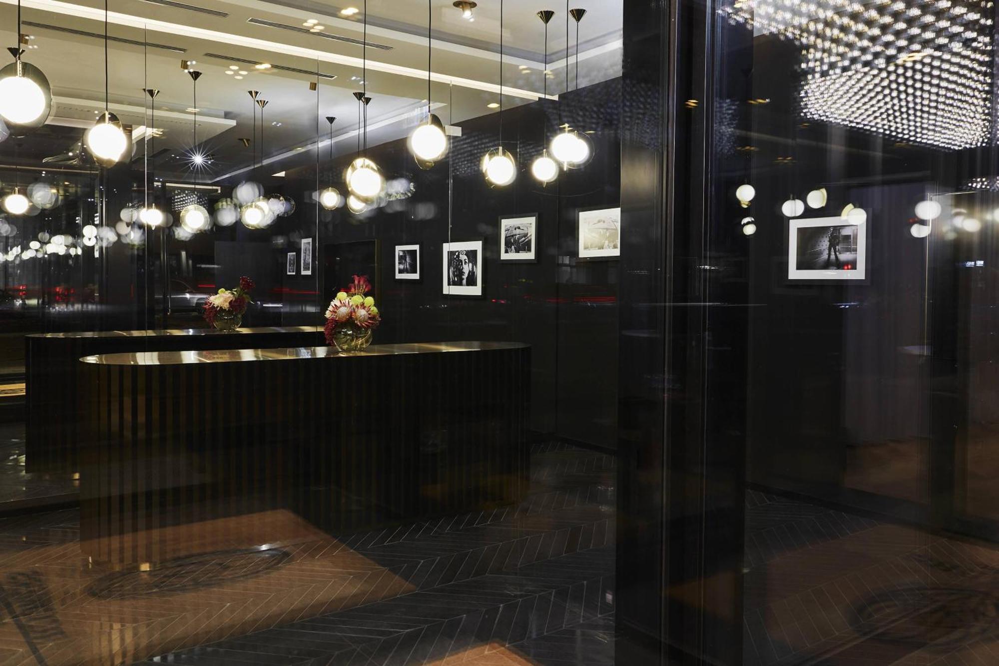 Roomers Munich, Autograph Collection Exteriér fotografie The lobby of the hotel