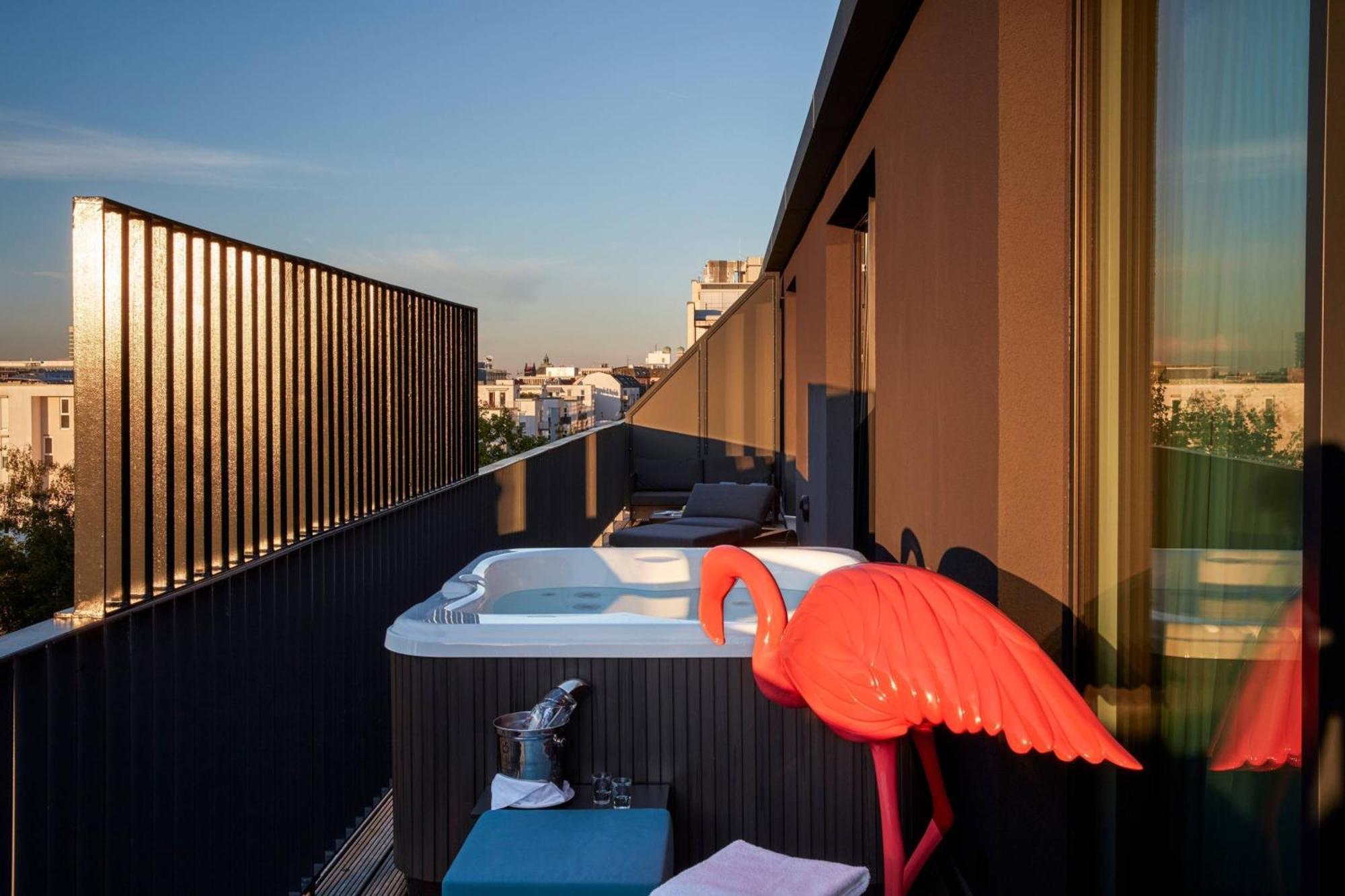 Roomers Munich, Autograph Collection Exteriér fotografie A rooftop hot tub