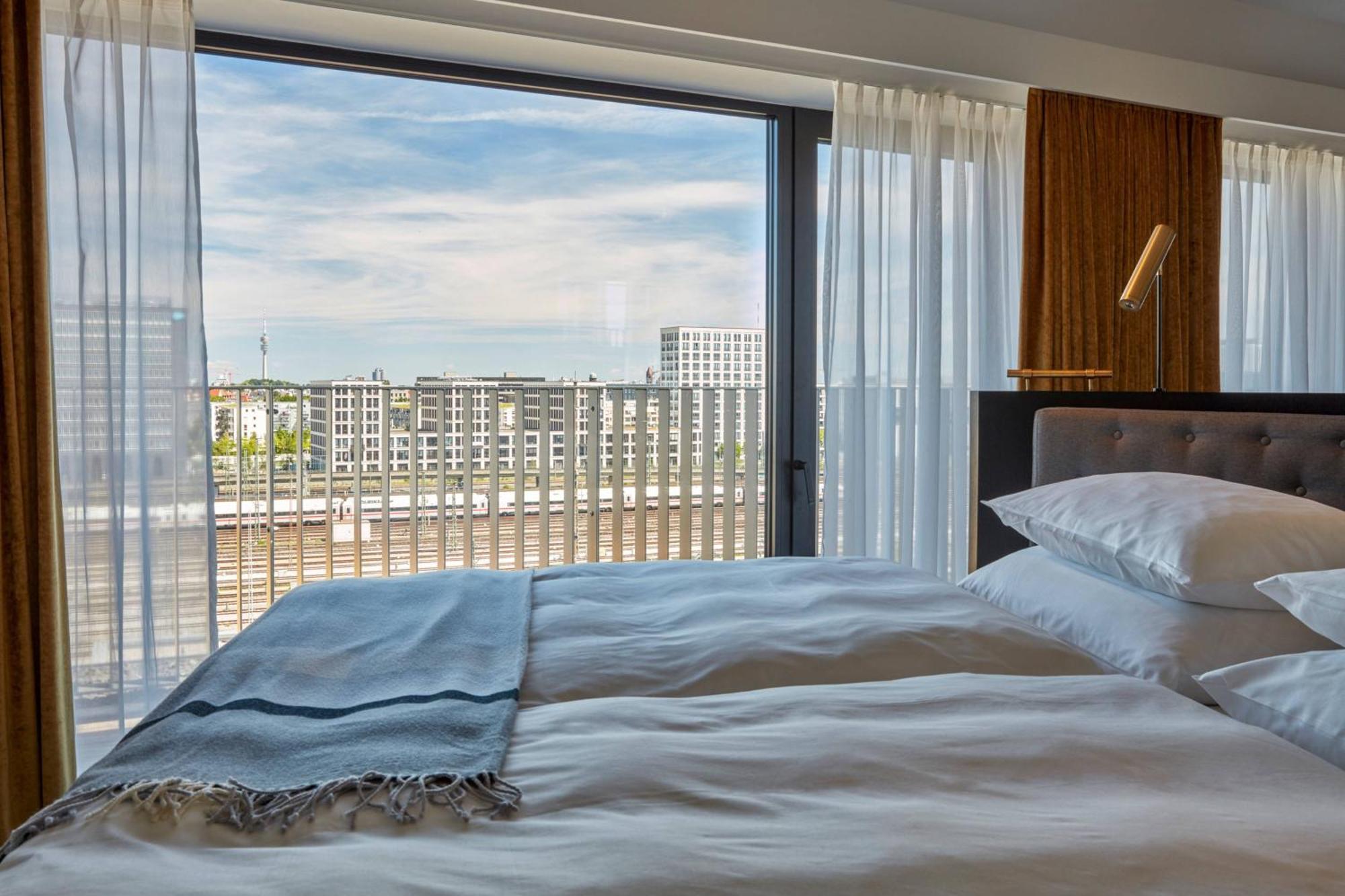 Roomers Munich, Autograph Collection Exteriér fotografie A bedroom at the hotel