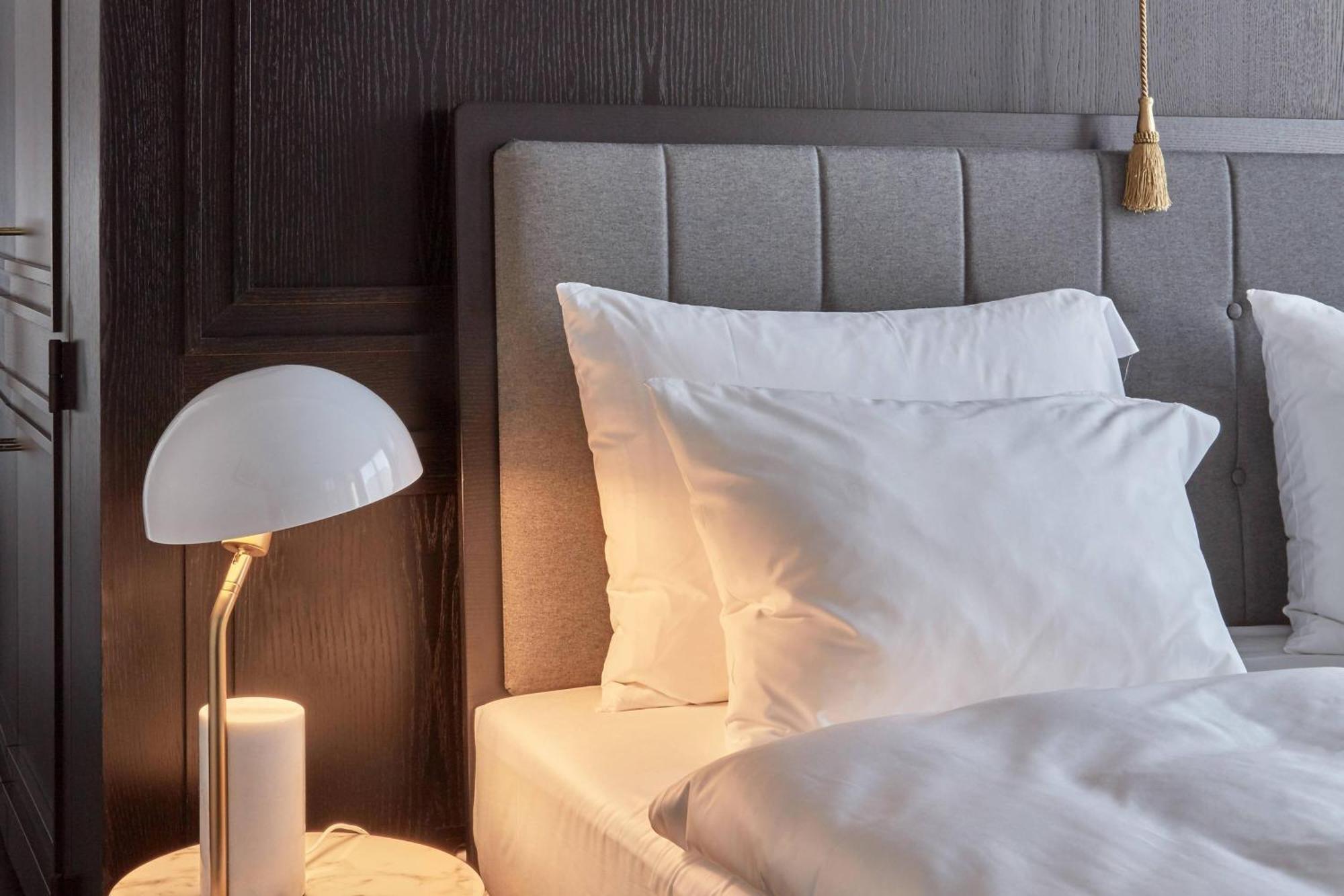 Roomers Munich, Autograph Collection Exteriér fotografie A bed with pillows