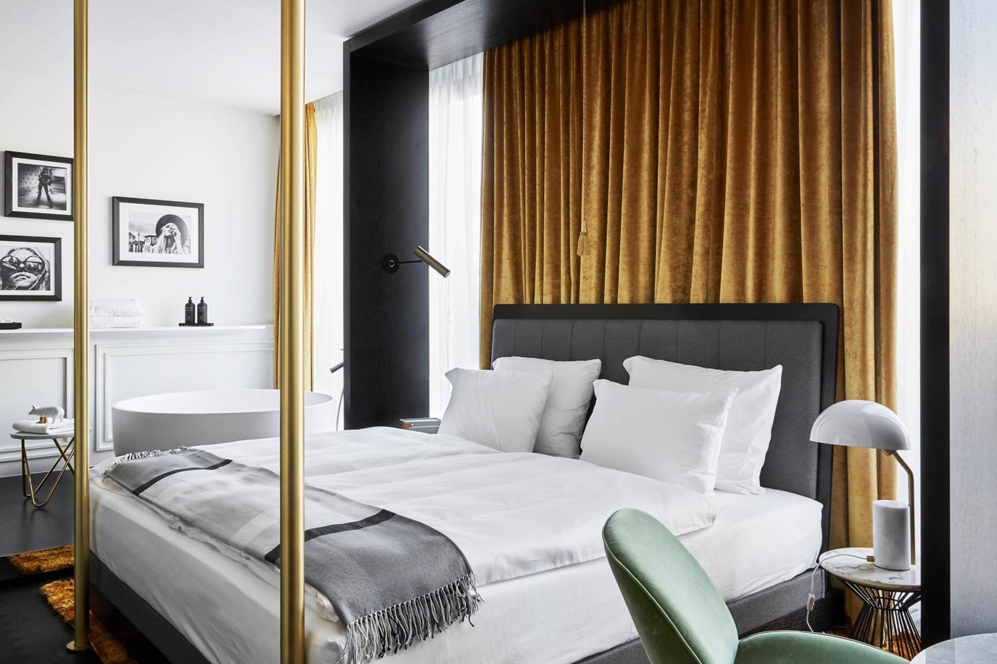 Roomers Munich, Autograph Collection Exteriér fotografie A room at the Hotel Axelmannstein