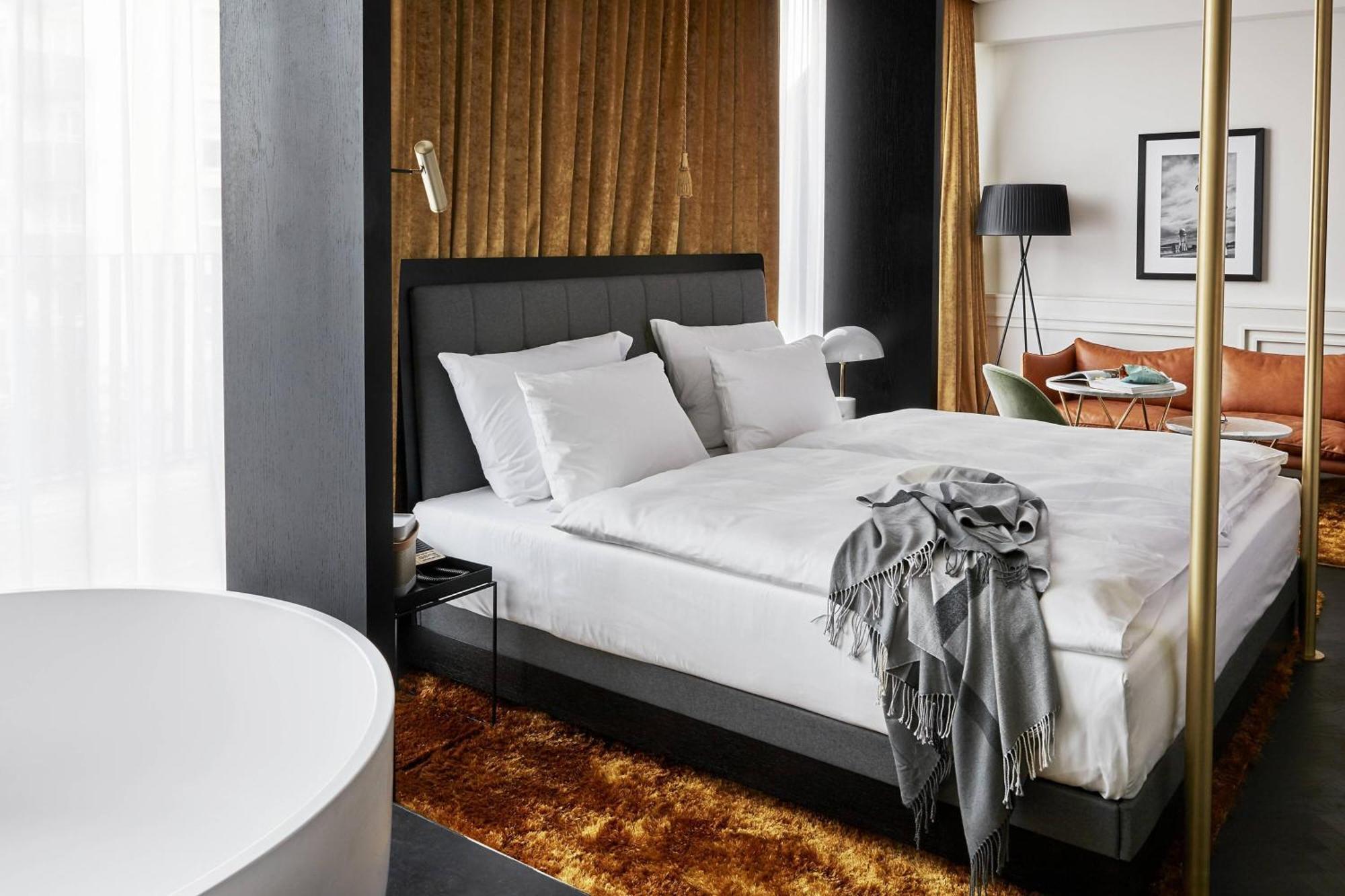 Roomers Munich, Autograph Collection Exteriér fotografie A bedroom at the Hotel