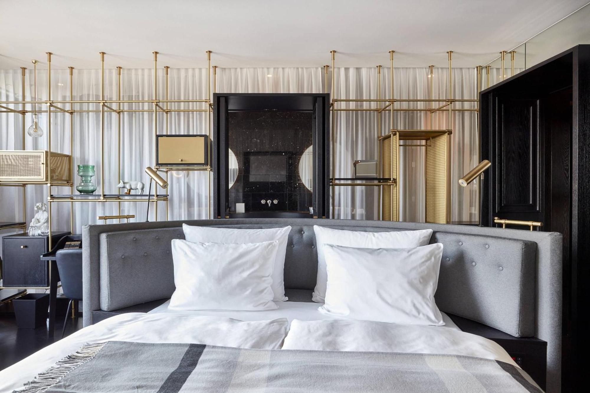Roomers Munich, Autograph Collection Exteriér fotografie A bedroom at the Mandarin Oriental
