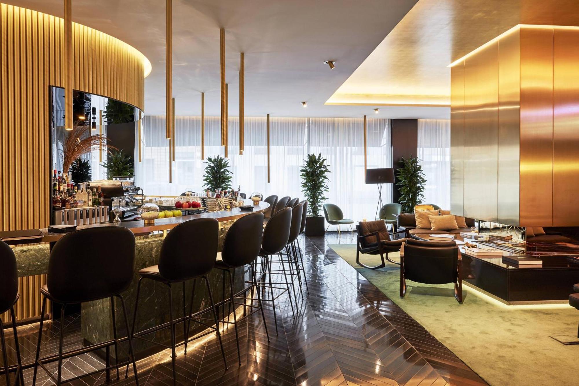 Roomers Munich, Autograph Collection Exteriér fotografie The lounge at the airport