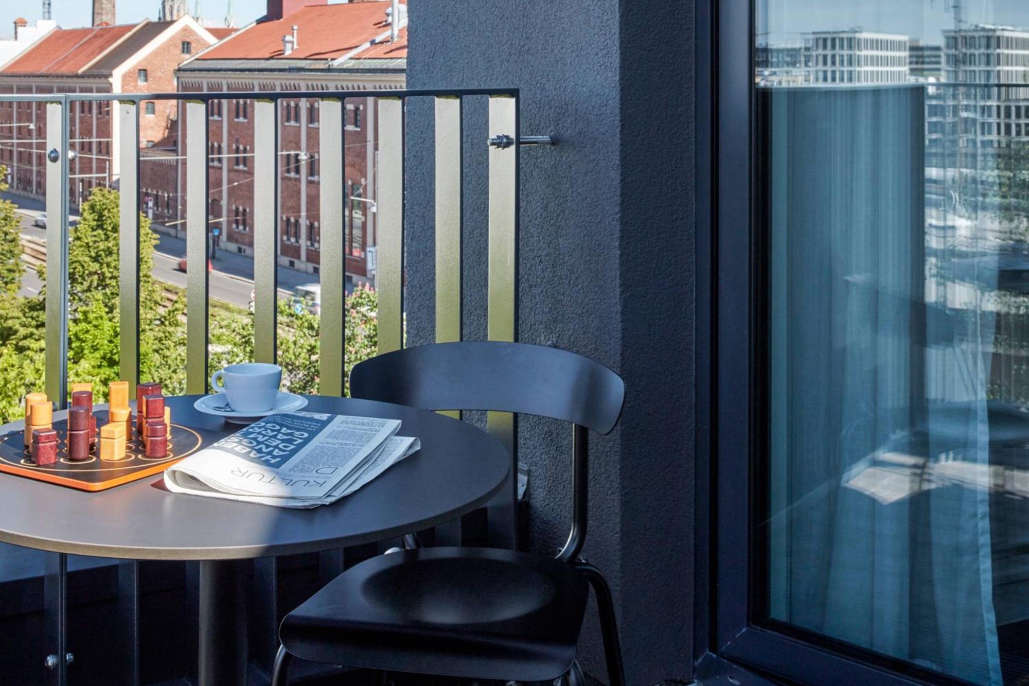 Roomers Munich, Autograph Collection Exteriér fotografie A balcony